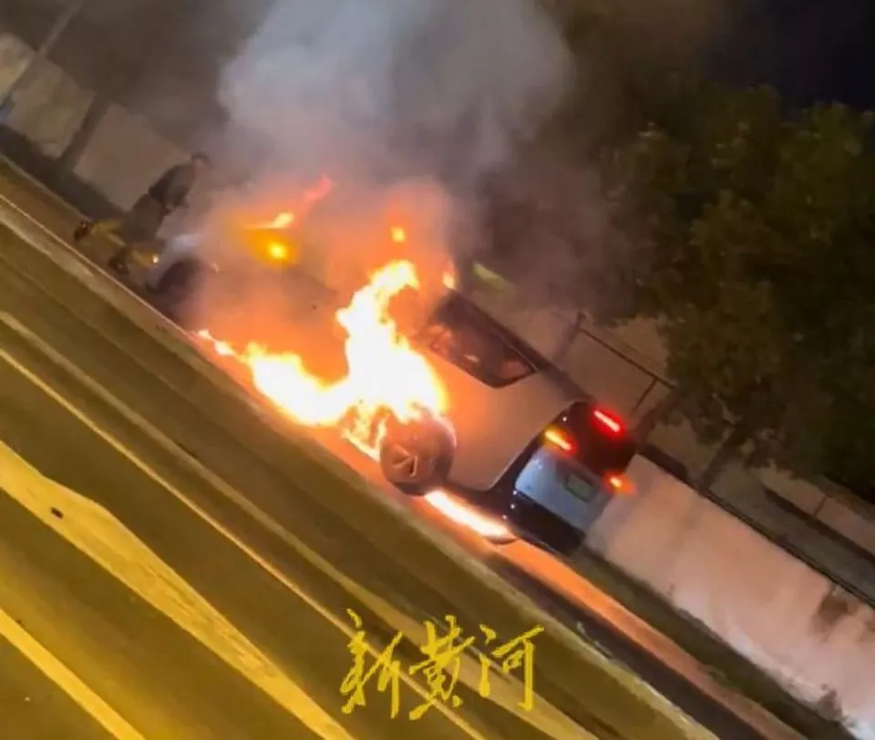 上海一理想Mega行驶中无碰撞起火，车辆被烧成空架