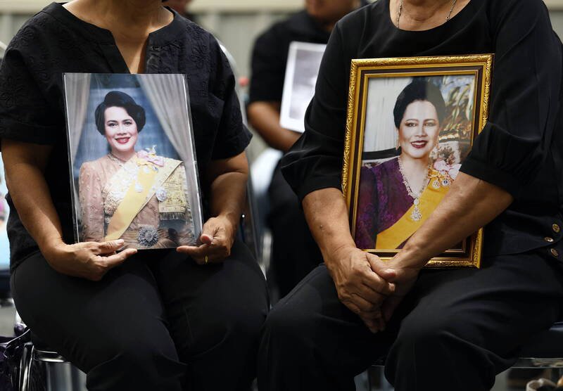 泰国政府宣布，政府机关、国营企业及教育机构下半旗，官员与公务人员穿戴哀悼服1年，呼吁娱乐场所调整活动。（欧新社）