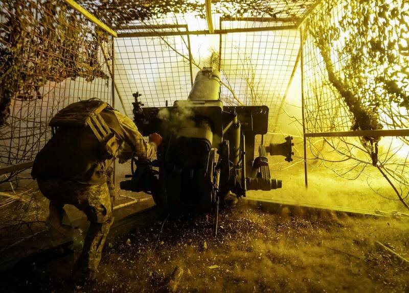 乌军在哈尔科夫开砲攻击俄军阵地。（路透档案照）