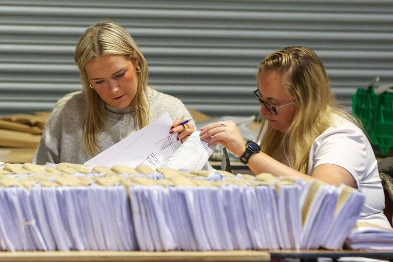 选务人员25日在都柏林展开大选计票工作。（法新社）