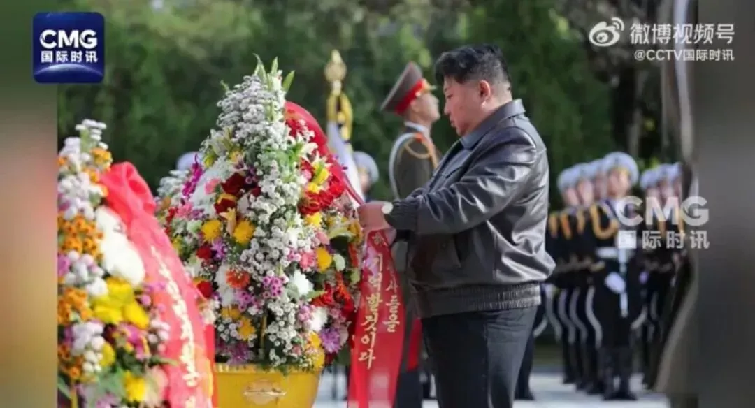 金正恩单膝下跪，向毛岸英之墓献花