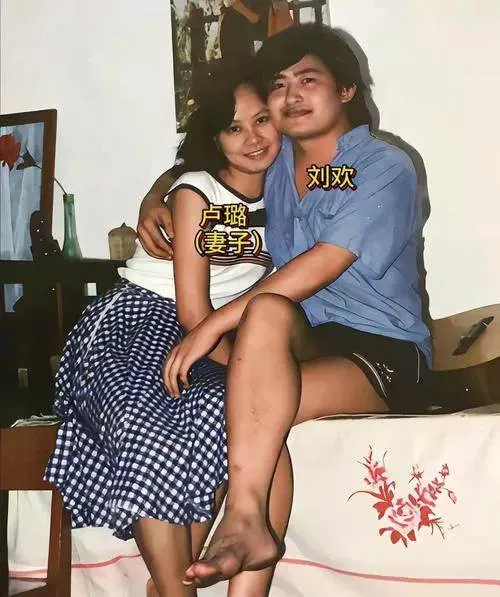 刘欢34岁女儿大婚!新娘染红发很个性