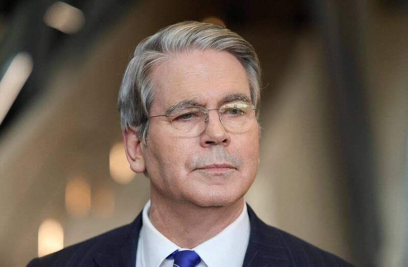 美国财政部长贝森特表示，美国与中国已达成1项初步协议，中国将暂缓稀土出口管制，并恢复购买美国黄豆，美国则不会对中方课征100％关税。（路透）