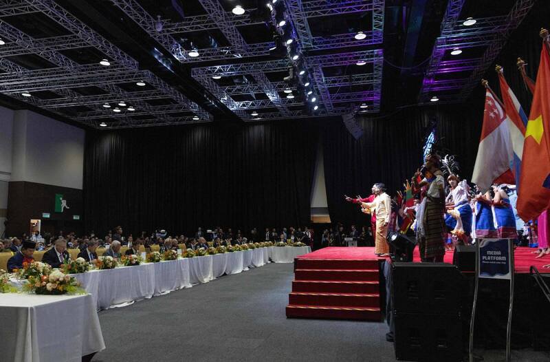 美国总统川普亚洲行，今天离开东南亚国协峰会转往日本访问。来自世界各国的领袖继续峰会议程，并在美国关税压力笼罩下，讨论如何加强经济与贸易关系。（法新社）