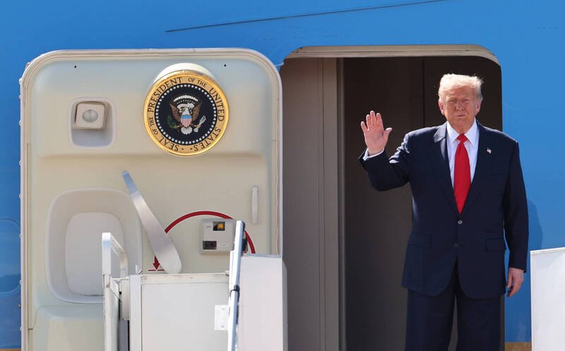 川普27日在空军一号上对记者表示，他不会在2028年参选美国「副总统」。（美联社）