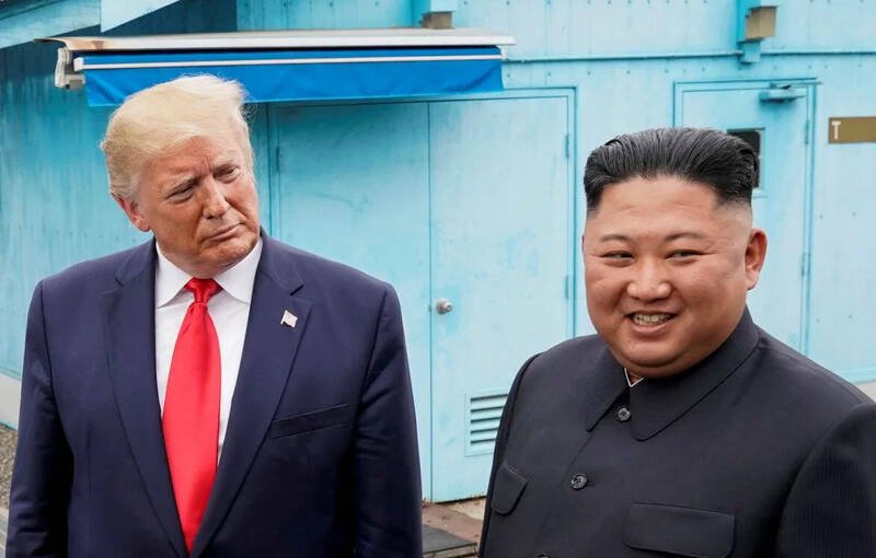 美国总统川普（左）与北韩领导人金正恩（右）2019年在两韩非军事区（DMZ）会面，川普也在此次会晤中，成为史上首位踏上北韩领土的在任美国总统。（路透资料照）