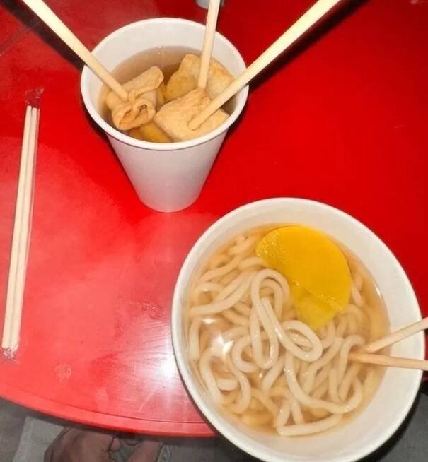 南韩民众在节庆摊商买餐点果腹,花了1.1万韩元直呼被坑钱。(图撷自网路论坛bobaedream) 南韩民众在节庆摊商买餐点果腹,花了1.1万韩元直呼被坑钱。(图撷自网路论坛bobaedream)