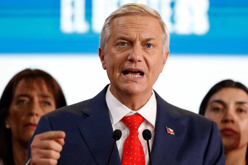 智利极右派总统候选人卡斯特26日表示,若他当选,将要求被驱逐的非法移民「自行支付」遣返费用。(法新社) 智利极右派总统候选人卡斯特26日表示,若他当选,将要求被驱逐的非法移民「自行支付」遣返费用。(法新社)