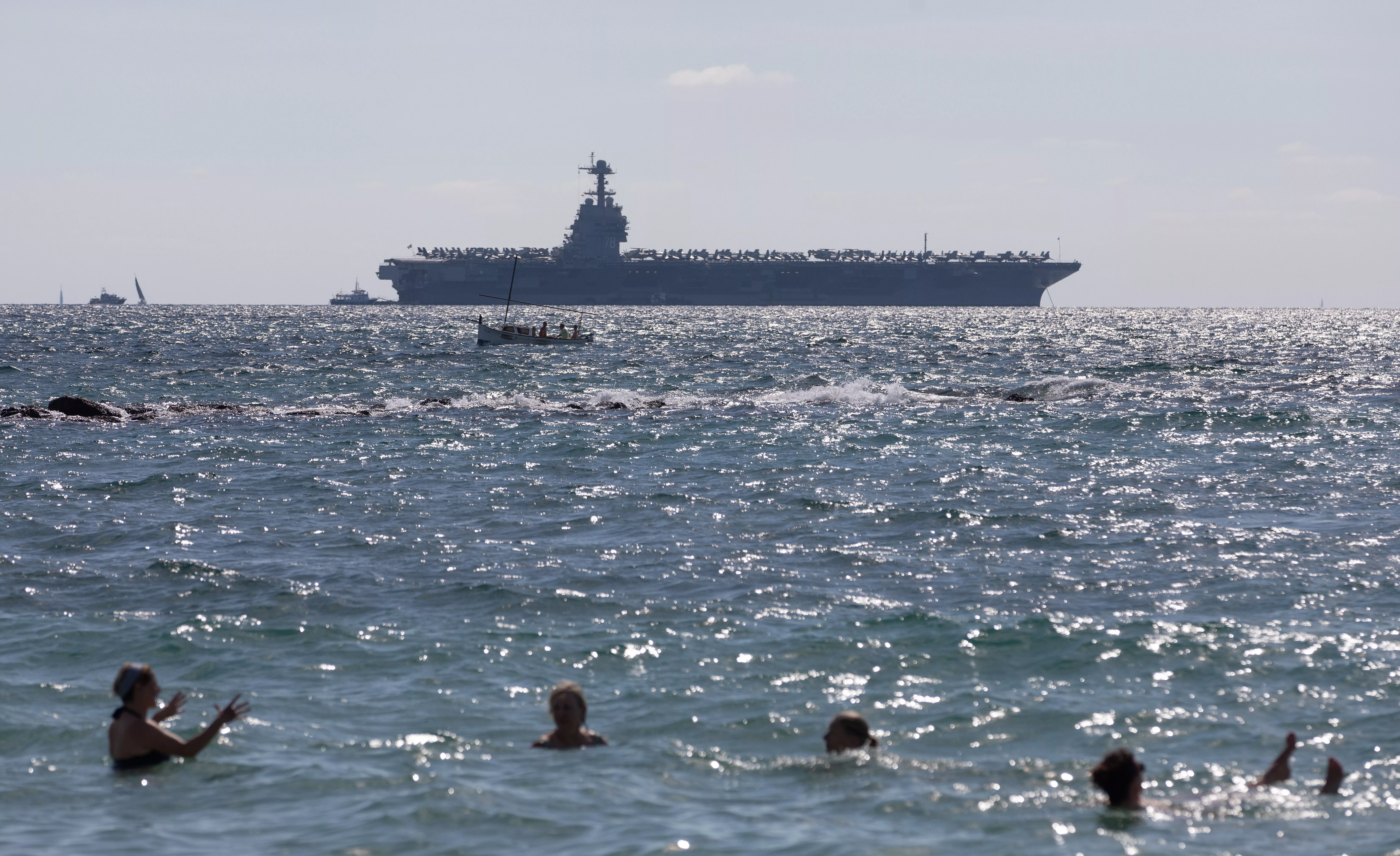 进逼施压委内瑞拉 美军舰数十公里外军事演习