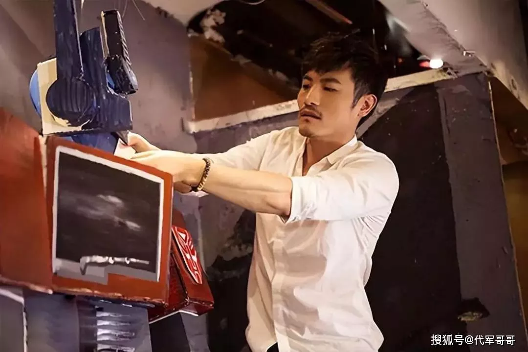 他曾与孔琳同居，和柯蓝恋爱，却悄悄娶圈外美女