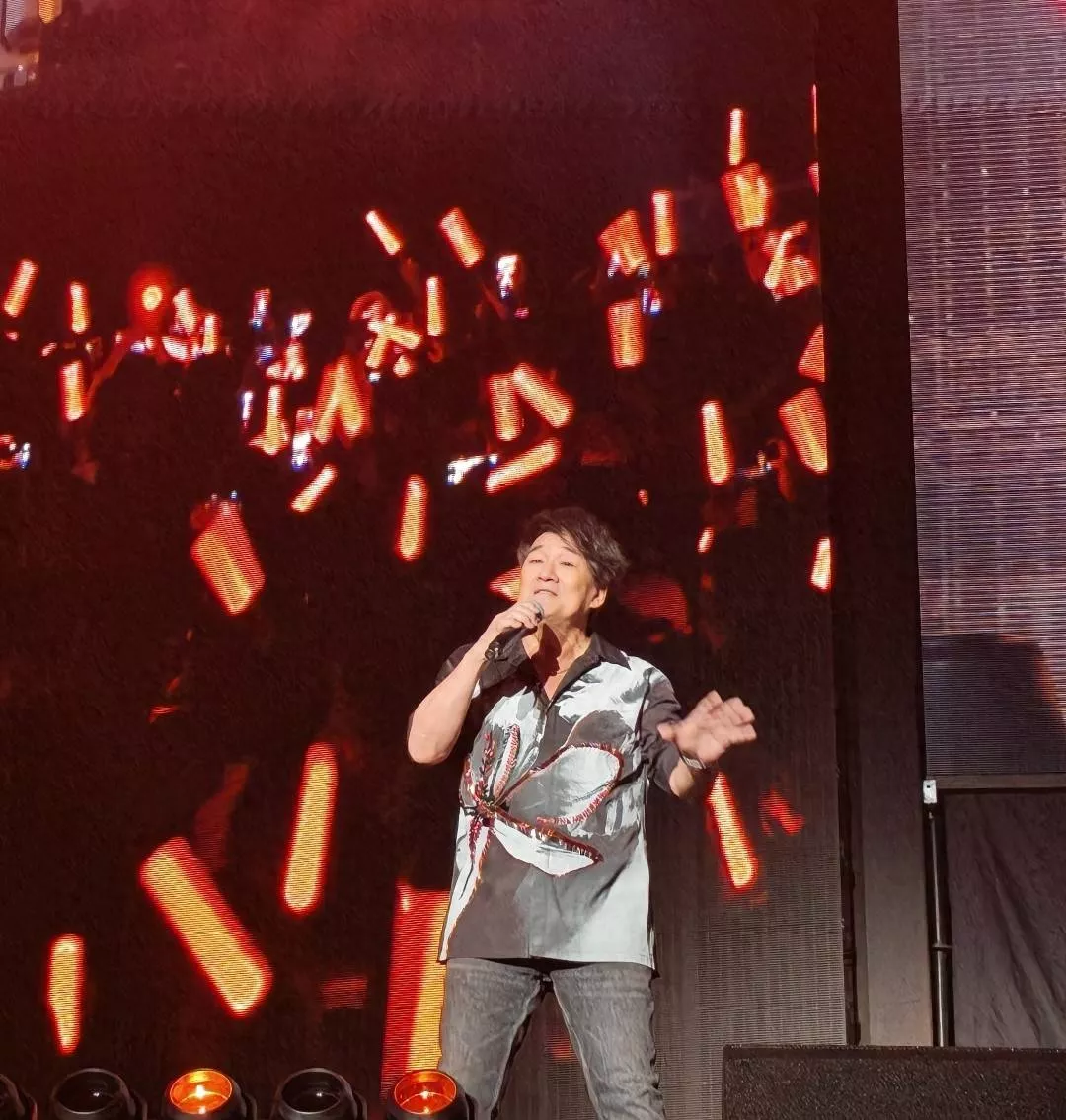 周华健和于荣光昆明相聚，哥俩喝得脸通红