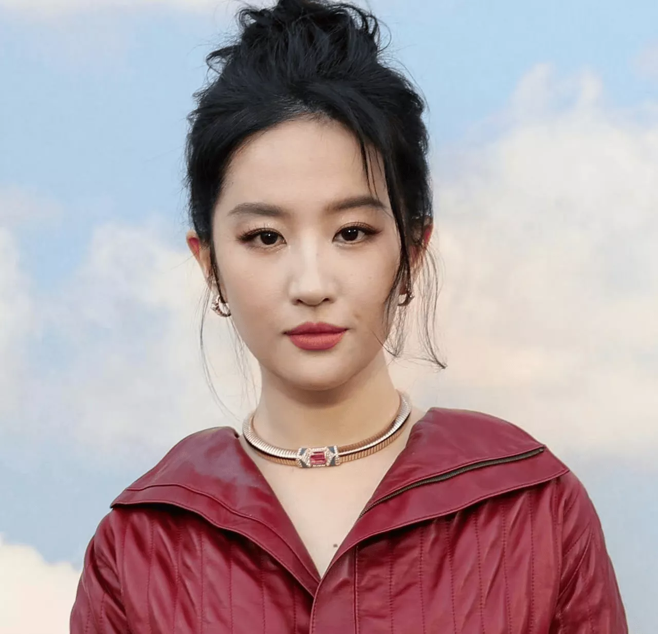 刘亦菲海外VOGUE生图来了！裙子太紧勒出赘肉