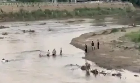 KK园区大崩逃!军方重炮轰 千人跳河出逃画面疯传