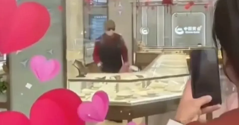 上海男“慢动作”抢劫金店 群众围观手机猛拍