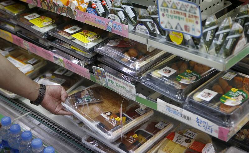 南韩清州市男子穷困得连饿将近10天，前往超商抢食品。南韩超商食物示意图。（路透）