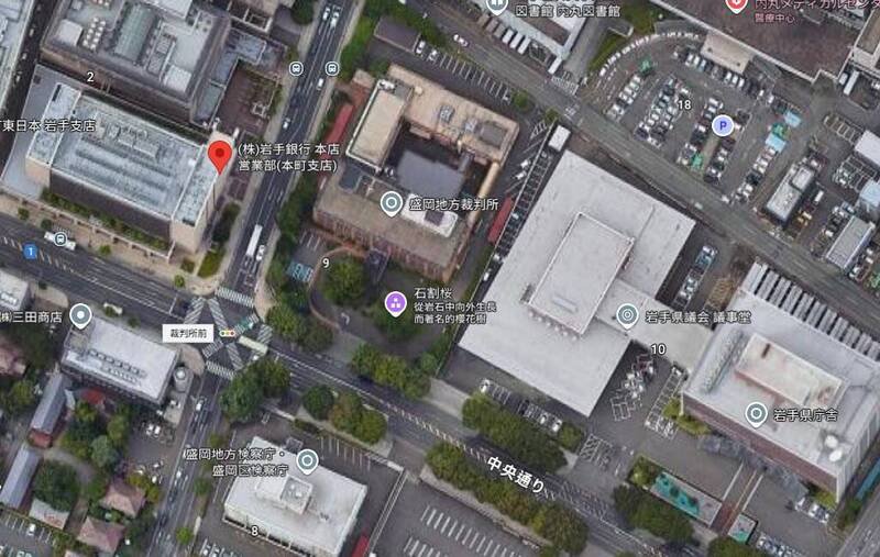 岩手银行本部旁边是县府大楼、县议会、盛冈地方法院。（图撷自Google街景）