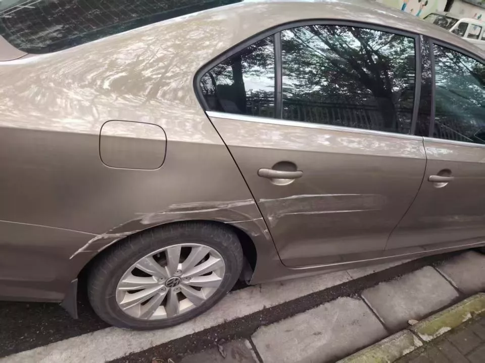 “车碰墙上受损，保险为啥不理赔？”女车主不解