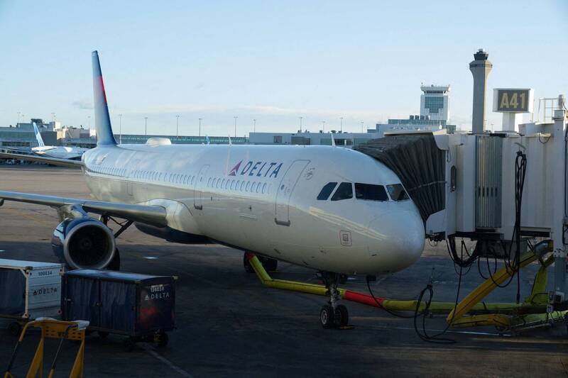 达美航空一名空服员误触紧急逃生滑梯装置，导致滑梯展开，航班因此延误4小时，示意图。（路透）