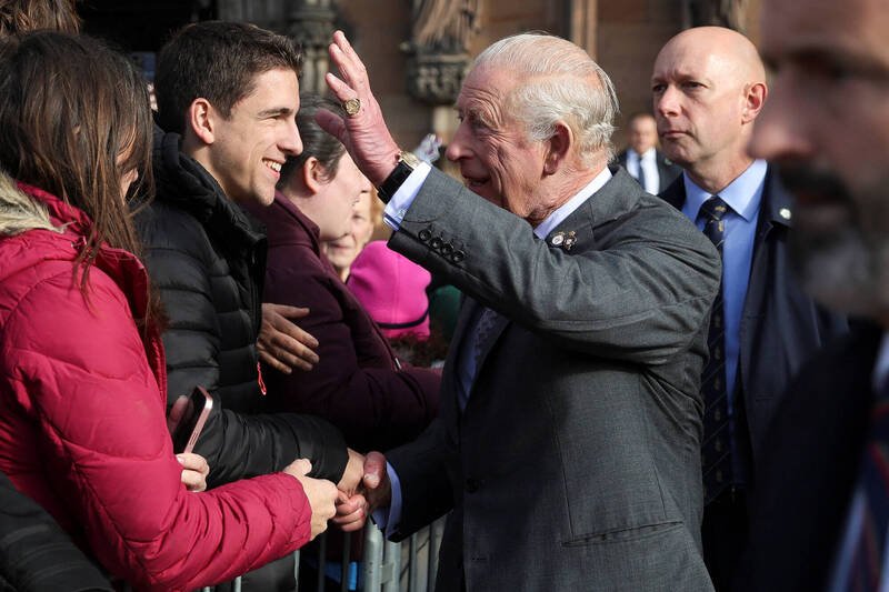 查尔斯三世27日到访英格兰利奇菲大教堂，与民众握手致意。（路透）