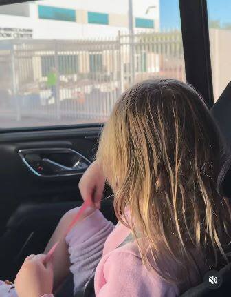 柯克的遗孀艾瑞卡（Erika Kirk）近日在社群平台PO出，他们的女儿在经过NGO美国转折点据点时脱口而出「我看到爸爸了。」让许多网友看到后都心碎了。（图撷取自 IG）