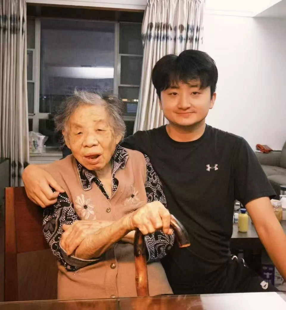 90后男生把去世奶奶装进游戏 在虚拟世界里说再见