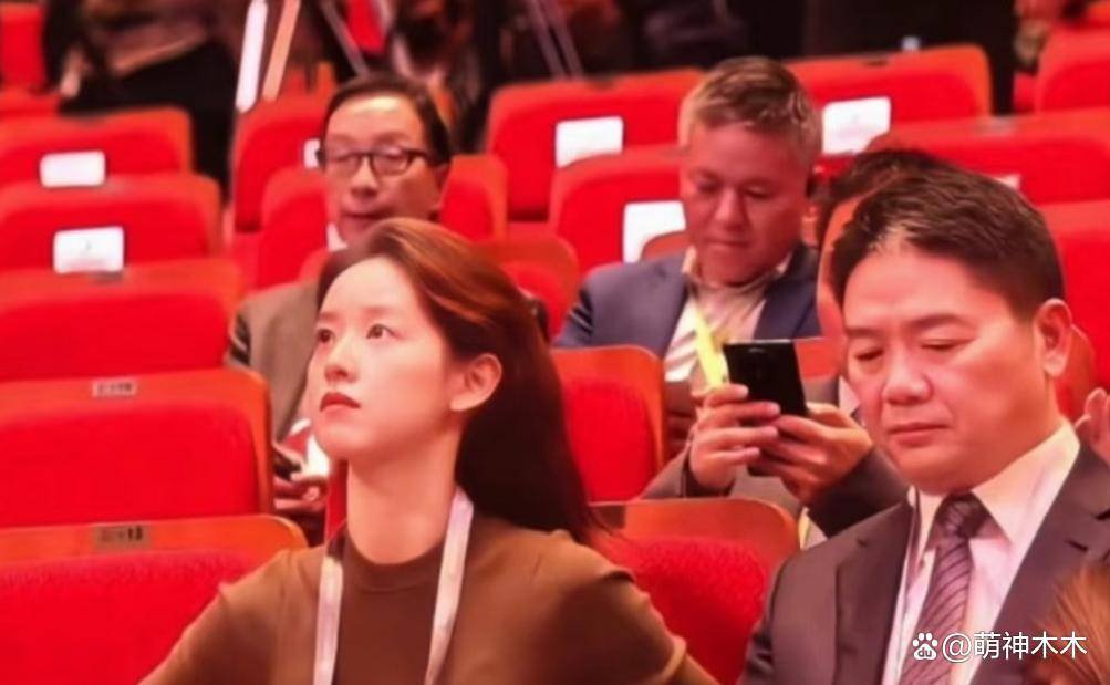 章泽天刘强东合体！女方身体躲避男方眉头紧皱 网友叹貌合神离