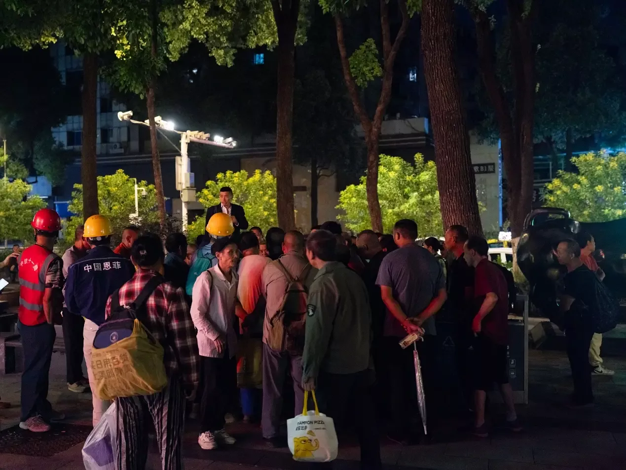 他们挤在8元一晚的旅店,几百人抢一个活