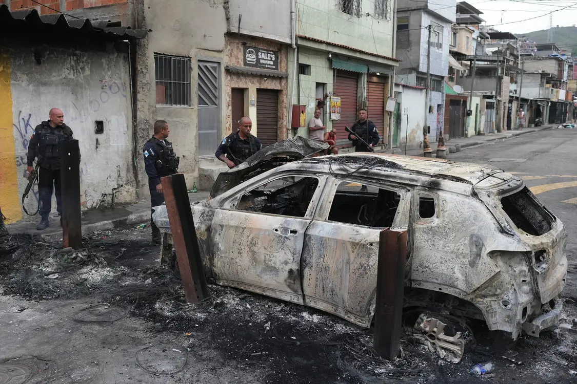 ▲10月28日，里约热内卢警察查看一辆被焚毁的汽车 图据视觉中国