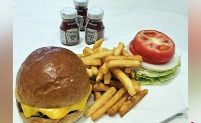 特朗普点餐奶酪汉堡 可乐空运 要看《纽约时报》