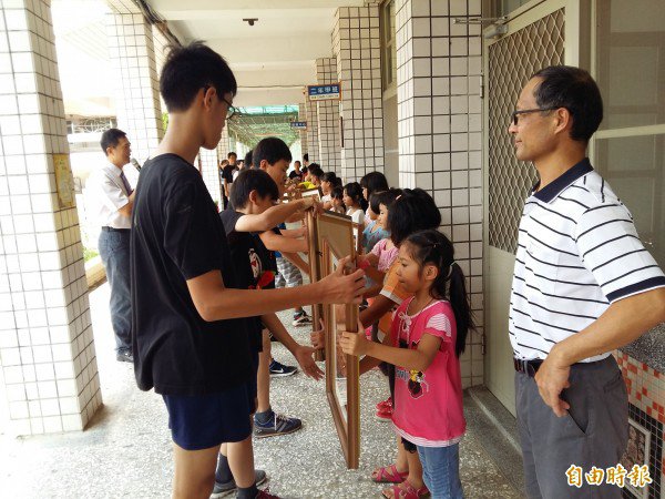 树人国小毕业典礼，艺术墙由毕业生揭幕，中低年级学弟妹将版画作品还赠高年级与毕业生，象征传承版画精神。（记者王涵平摄）