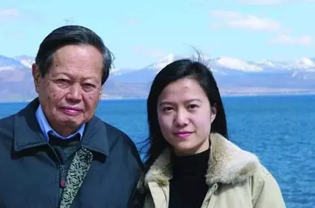 杨振宁与翁帆在国外旅行