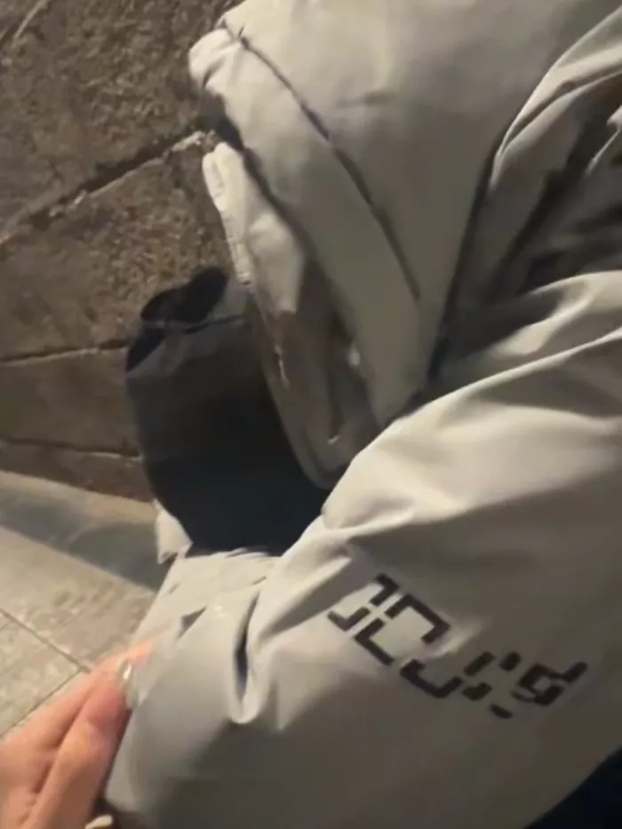 23岁女孩散步遇哭泣少年,折返一把拉住欲跳河的他