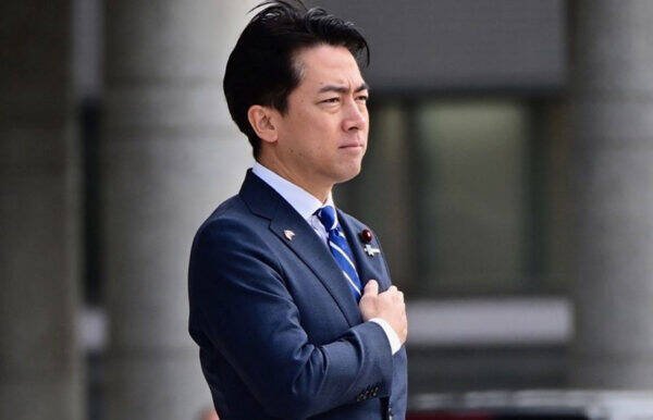 有网友认为，小泉进次郎担任防卫大臣以来表现都很冷静。（图撷取自@shinjirokoiz社群平台「X」）