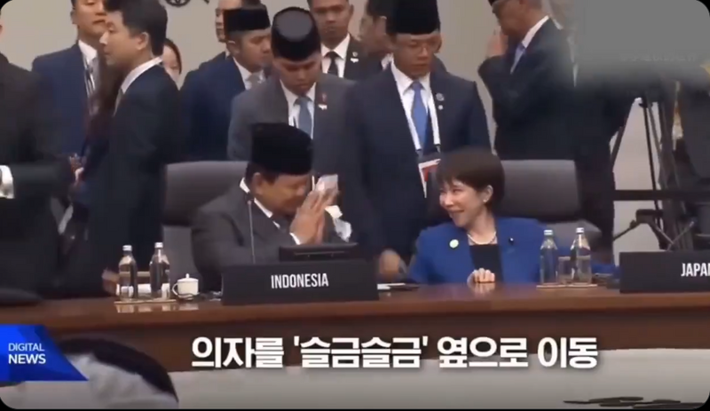 亚太经济合作会议（APEC）经济领袖会议昨日揭幕，日本首相高市早苗在与会过程中，不仅主动与隔壁的印尼总统普拉伯沃微笑致意，在对方坐下后，高市早苗还坐在椅子上滑行到普拉伯沃身旁，两人看上去交谈甚欢。（图撷自threads）