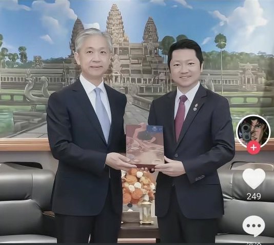 近期有中国网友指控,中国驻柬埔寨大使汪文斌曾与柬埔寨「太子集团」创办人陈志合照,质疑汪文斌为了自己的利益,将中国民众出卖给诈骗集团。 然而,有网友查证后,发现与汪文斌合照的人,是柬埔寨旅游部部长宋速肯。 图:翻摄自 @GFWfrog X 账号