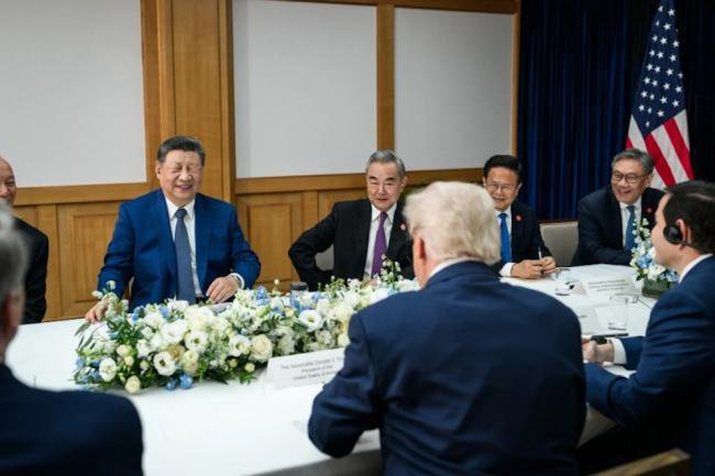 白宫发放多张川习会相片 展示会谈轻松一面