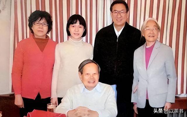 原来翁帆母亲是她，出身高知，丈夫身份也不一般