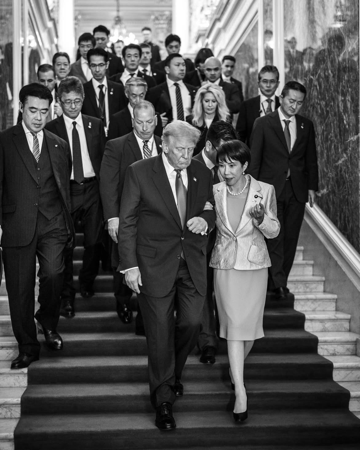 2025年10月28日,美國總統特朗普(Donald Trump,左)訪問日本期間,與日本首相高市早苗留下多張「親密合照」,有日本網民認為高市早苗與特朗普肢體上過份親近,儼如特朗普的小粉絲。(X@iwaneba)