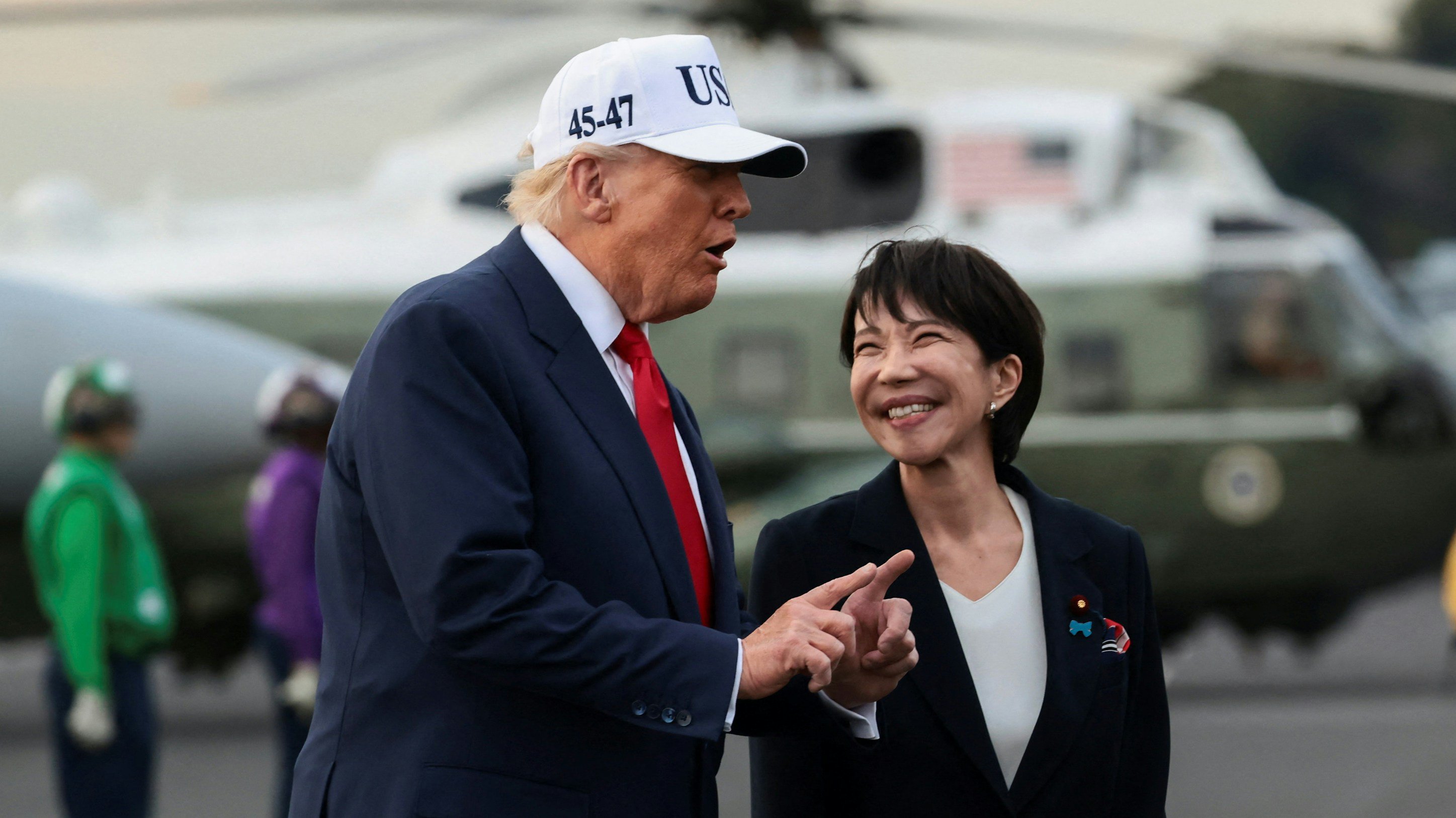 2025年10月28日,日本首相高市早苗陪同美國總統特朗普(Donald Trump)訪問美國海軍在日本橫須賀基地,同登美國喬治華盛頓號航母。(Reuters)