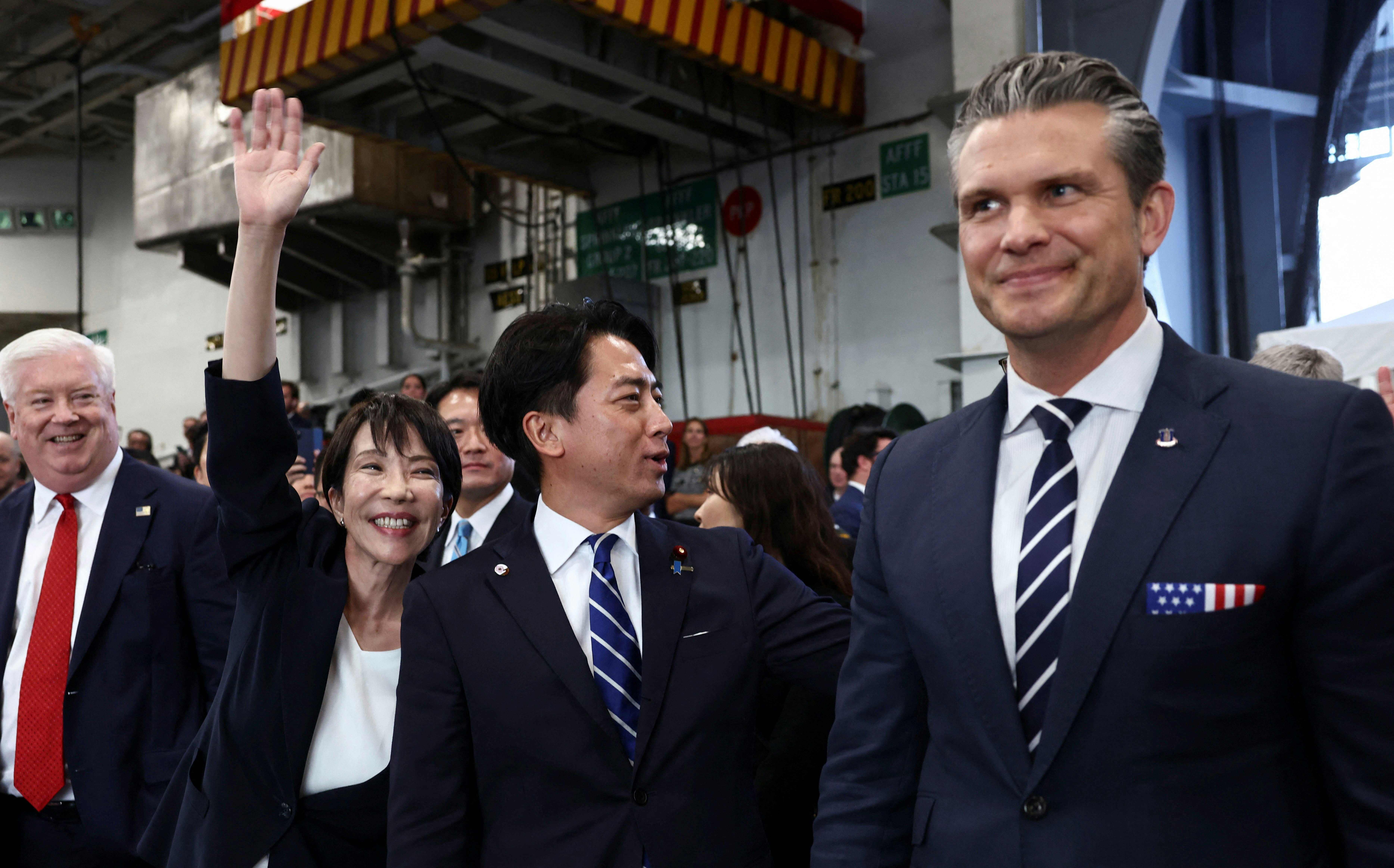 2025年10月28日,日本首相高市早苗與特朗普一同訪問美國海軍橫須賀基地,與日本防衛大臣小泉進次郎和美國國防部長赫格塞斯一同登上喬治·華盛頓號航母,期間高市早苗顯得相當興奮。 (Reuters)