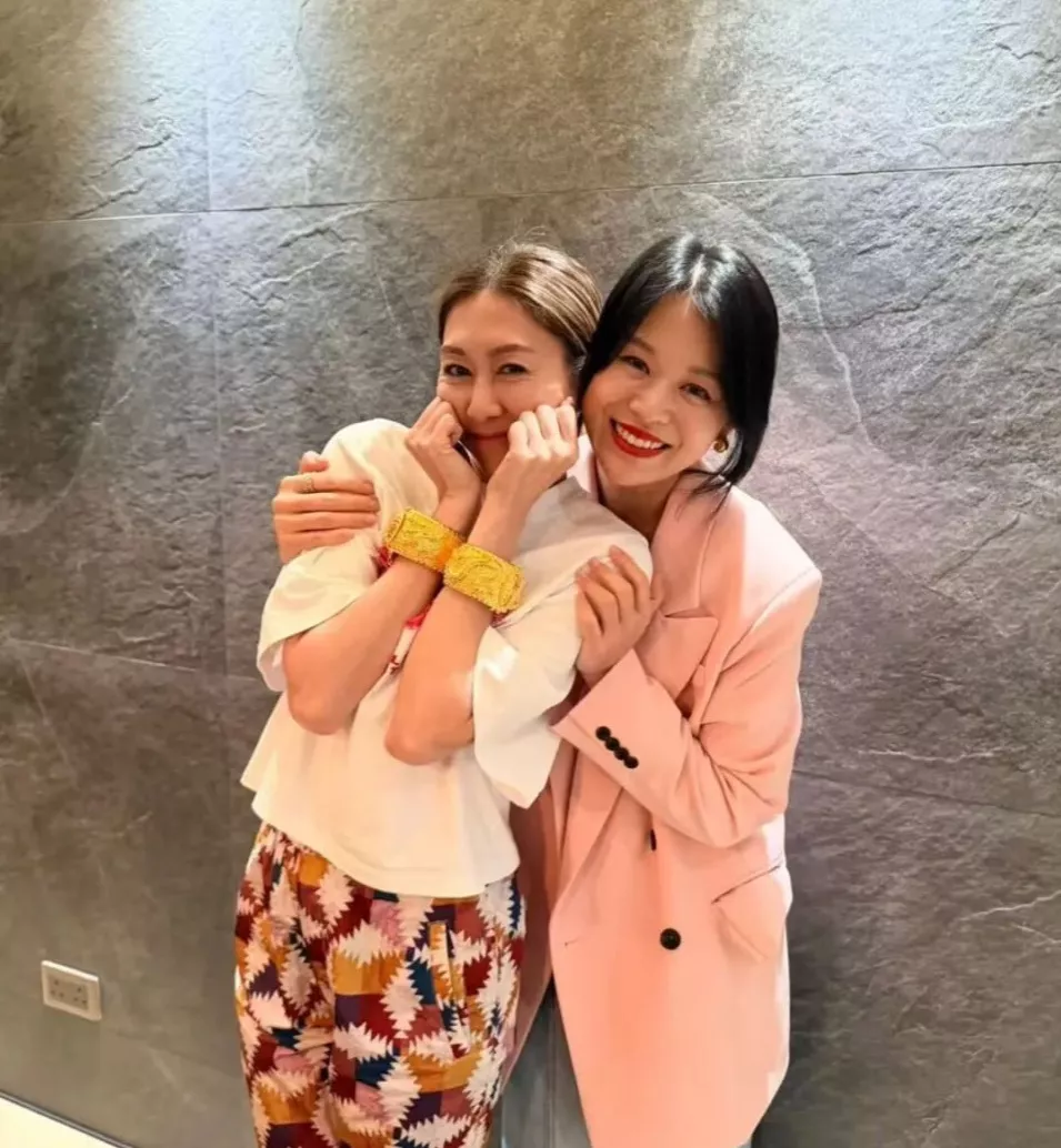 胡定欣晒胡杏儿新婚贺礼：999 纯金龙凤镯亮眼