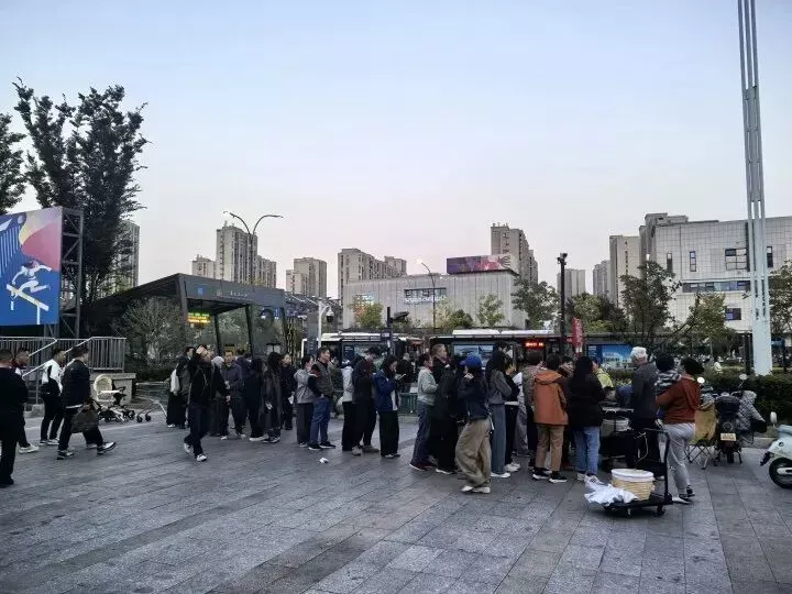 美院硕士母校附近摆摊，火了！每天都在排队