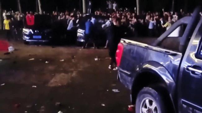 海南农民爆发大规模示威 网传警方一度鸣枪驱散 海南农民爆发大规模示威 网传警方一度鸣枪驱散