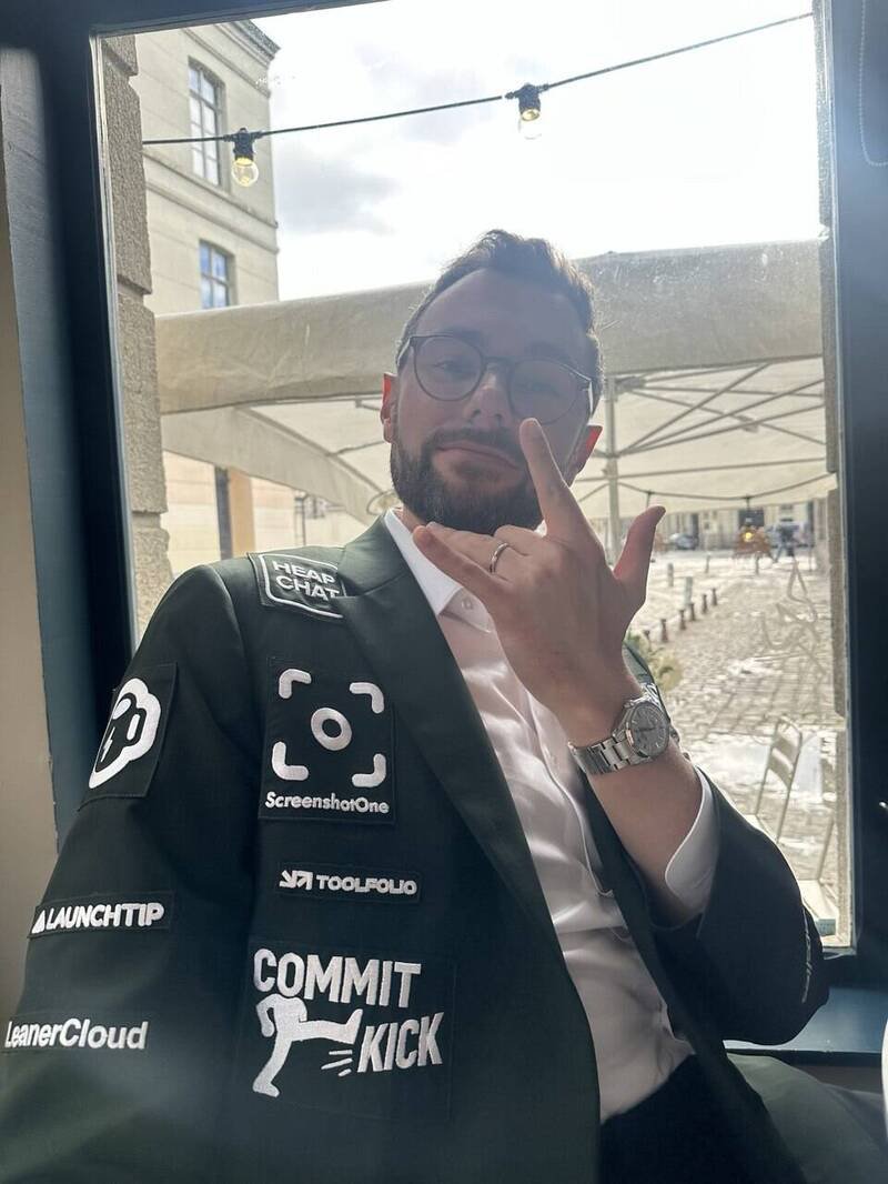 雷诺夫成为全场最吸睛的「广告新郎」。（图撷自「@dagorenouf」X）