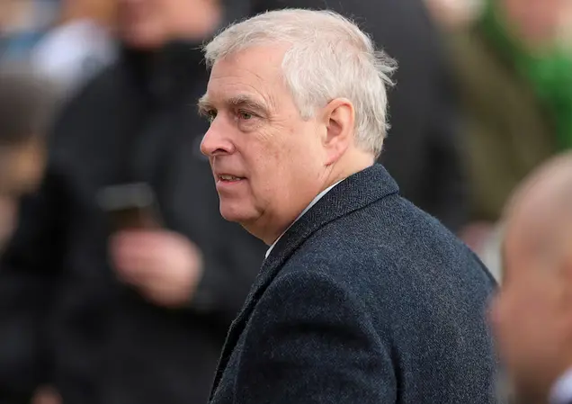 2023年12月25日，英国安德鲁王子在教堂参加活动。图源：英媒