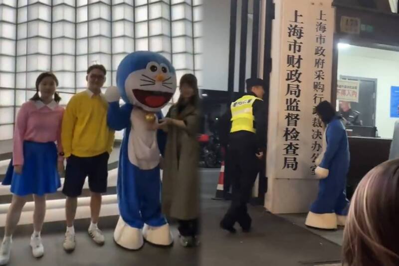 萬聖節當天，中國上海靜安寺傳出一名女子Cosplay「哆啦A夢」上街不久，火速被警方帶走問話。（圖擷取自@@whyyoutouzhele 社群平台「X」，本報合成）