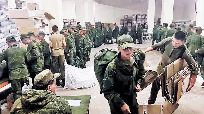 据报为2024年10月，朝鲜士兵抵达俄罗斯时的画面。 根据韩国与西方情报机构估计，朝鲜已派遣约1万名部队至乌克兰为俄罗斯作战，其中已有约2000人阵亡。 （图翻摄自乌克兰战略通讯中心）