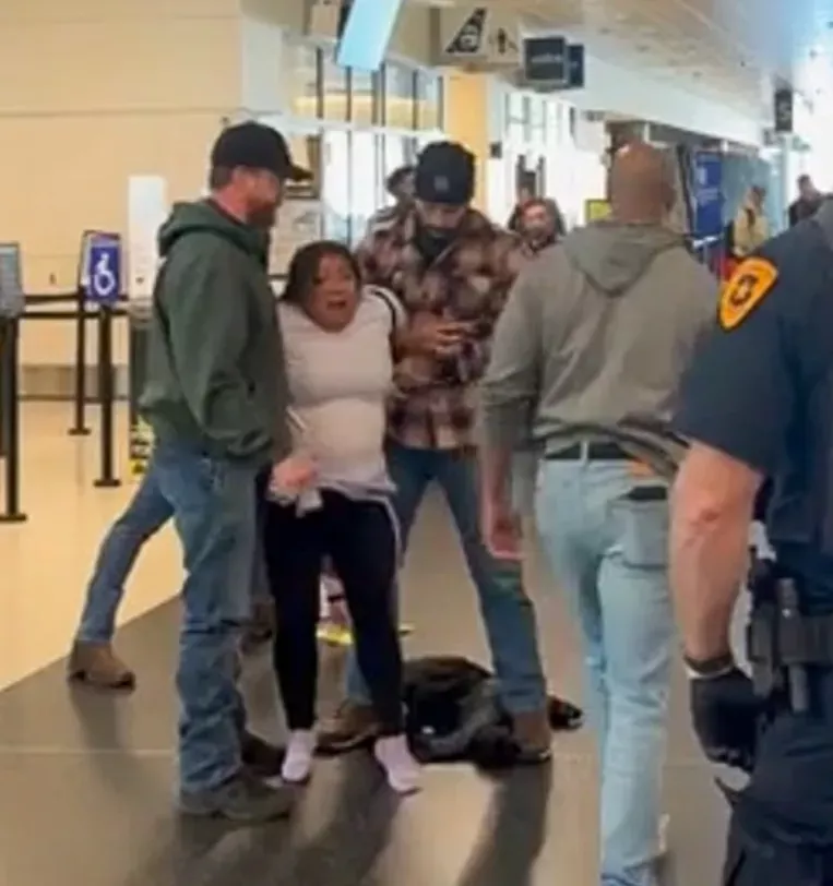 ICE机场内抓人!女子哭喊 专家心碎 网友却叫好