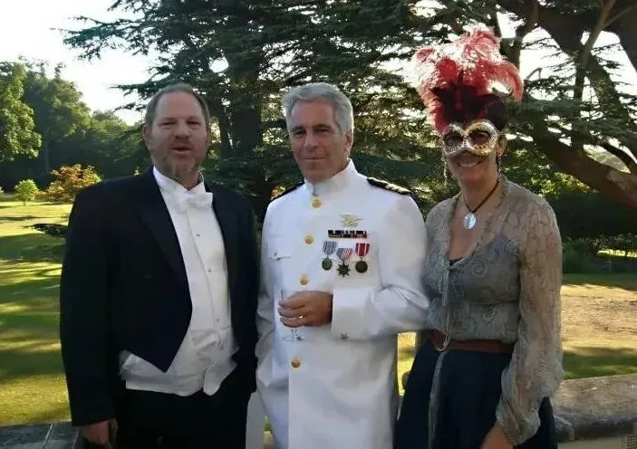 韦恩斯坦、爱泼斯坦、麦克斯韦（从左到右），三个臭名昭著的性犯罪者