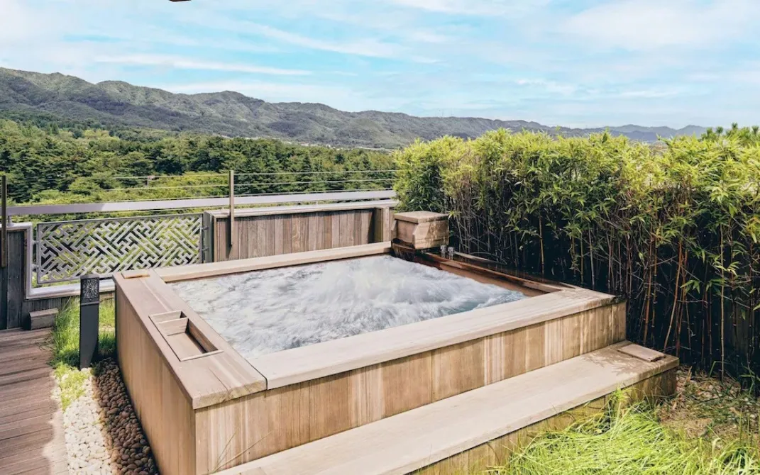 户外按摩浴缸更是一大特色。翻摄自可隆饭店网站 户外按摩浴缸更是一大特色。翻摄自可隆饭店网站